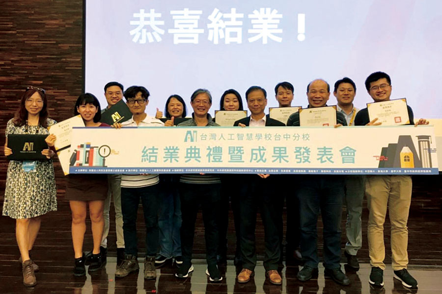 本校選送多位師長參加人工智慧學校培訓課程,結業典禮與李維斌董事長(右5)合影。