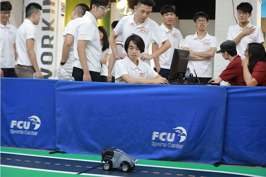 參賽同學透過自駕車競速學習AI技術。