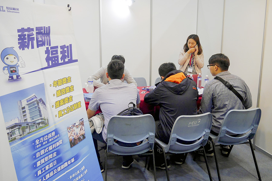 許多學生排隊遞交履歷表。