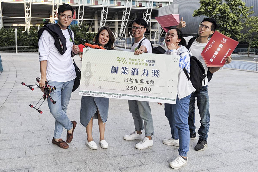 逢甲大學學生跨校組成「譜農智耕團」團隊,獲科技部FITI 創新創業激勵計畫「創業潛力獎」。左起為中央大學張東琳同學、逢甲大學行銷系郭晉吟同學、纖複系郭培聖校友、國際企業管理學士學位學程黃嬿儒同學.以及雲科大阮思淳同學。