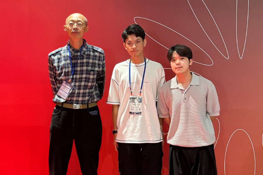 電子系鄭經華老師與現就讀於台灣科技大學研究所的畢業校友許峻瑋、呂思儒合影。