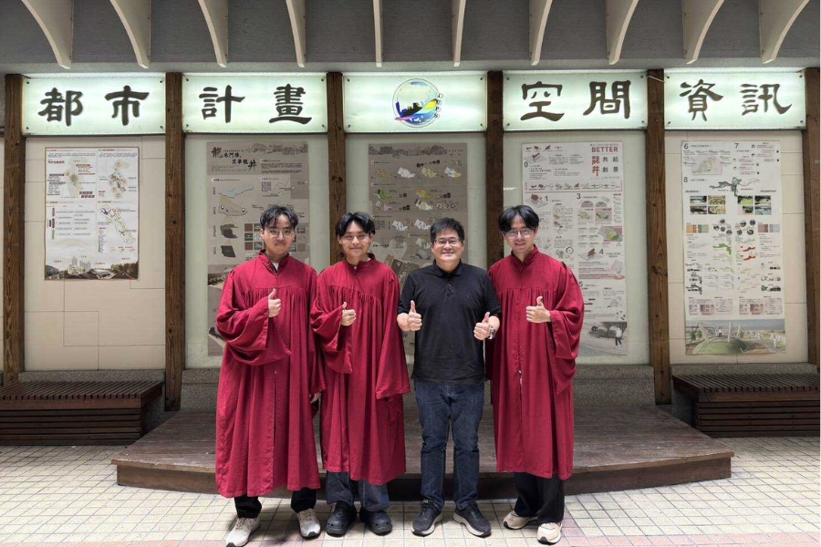 逢甲大學都市計畫與空間資訊學系學生王騰德、曾熹文、葉侑嘉與指導老師杜建宏老師於系辦外合影。