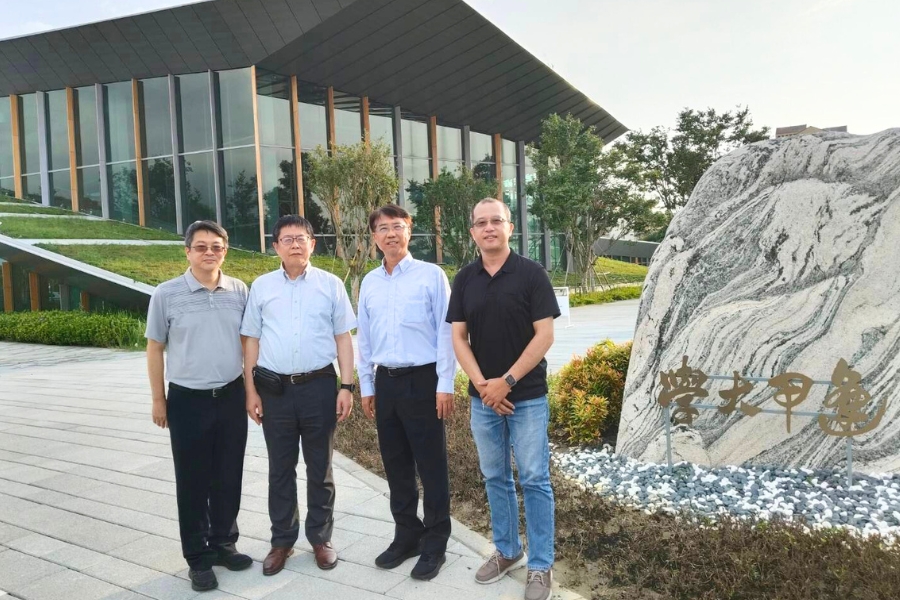 逢甲大學特聘講座李秉乾(右二)與教務長蔡健益(左一)陪同陳強教授(左二)及龍華科技大學半導體工程系主任張勤煜(右一)參觀逢甲大學校園,並於共善樓前合影留念。