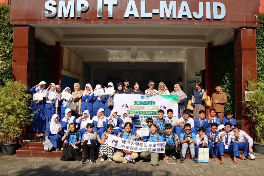 此行捐贈14台電腦與200本中英文書籍予SMP Islam Terpadu AL-MAJID中學。