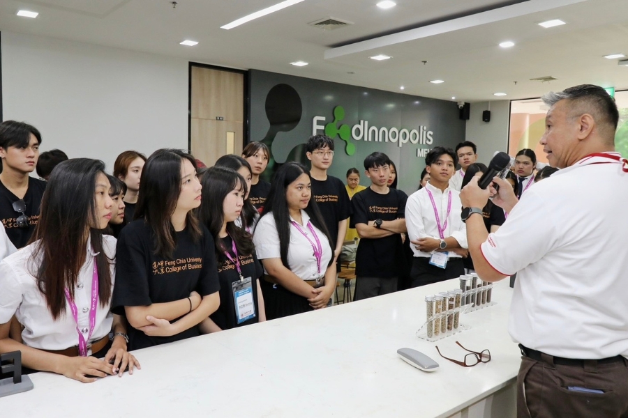 商學院學生與泰國皇太后大學學生於課程中跨文化學習共同成長。