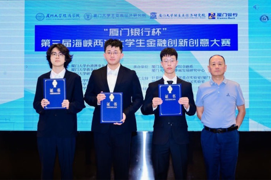 風保系張守濬同學(左2)代表「喔!三萬」團隊上台領獎。