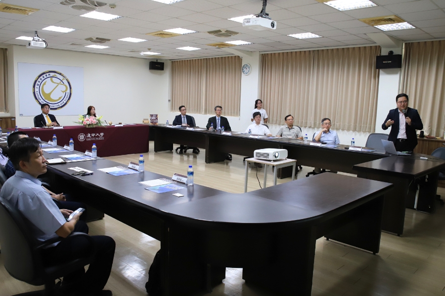 光電系莊智皓老師於簽約後，簡報未來雙方合作藍圖，並啟動「雙景深抬頭顯示器（DP-HUD）」研發計畫。