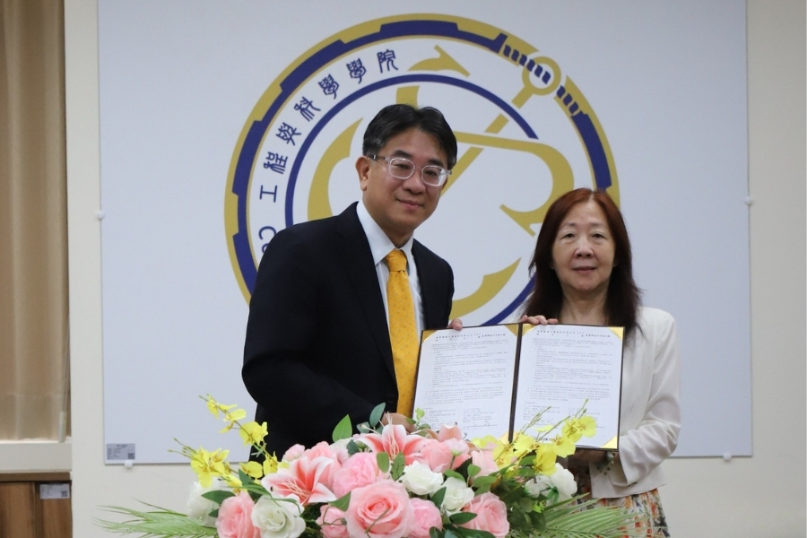逢甲大學校長王葳與鴻準精密工業CTT總經理張登凱代表雙方簽訂產學聯盟合作備忘錄，共建「光機電技術聯合研究實驗室」。
