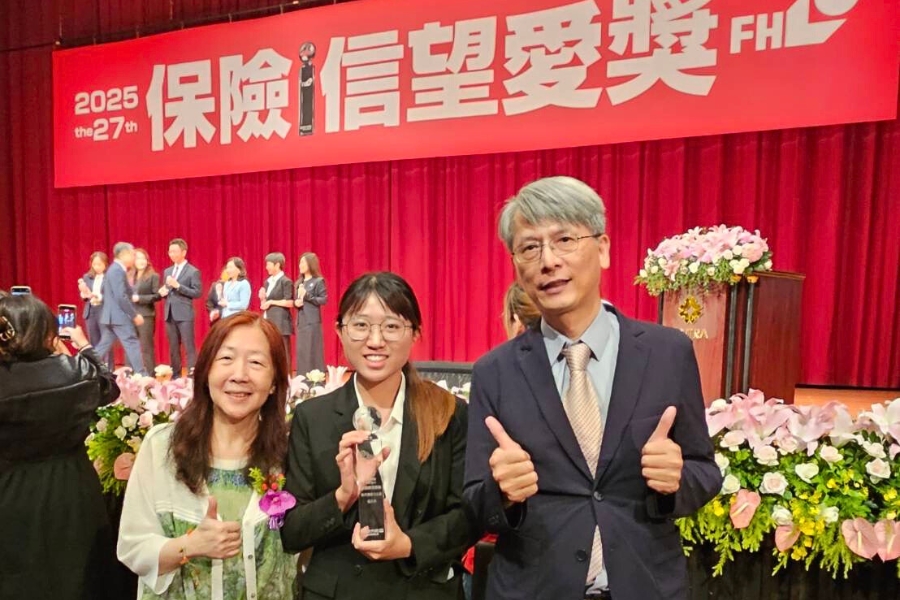 風保系吳涵萱同學榮獲保險信望愛獎「最佳校園菁英獎」殊榮，校長王葳與系主任張永郎一同參與頒獎典禮，見證學生夢想成真。