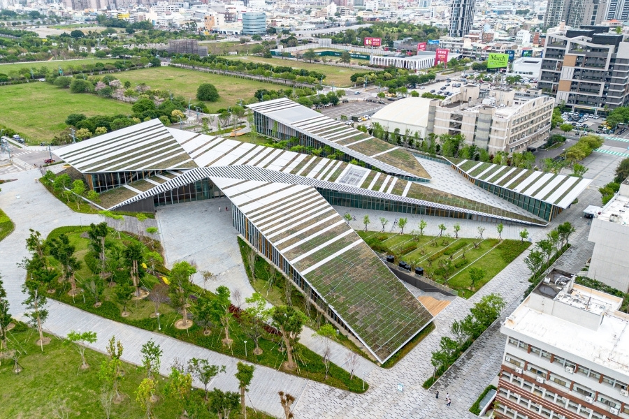 位於台中水湳經貿園區的共善樓，是逢甲大學為全體學生打造的素養培育與跨域學習基地。