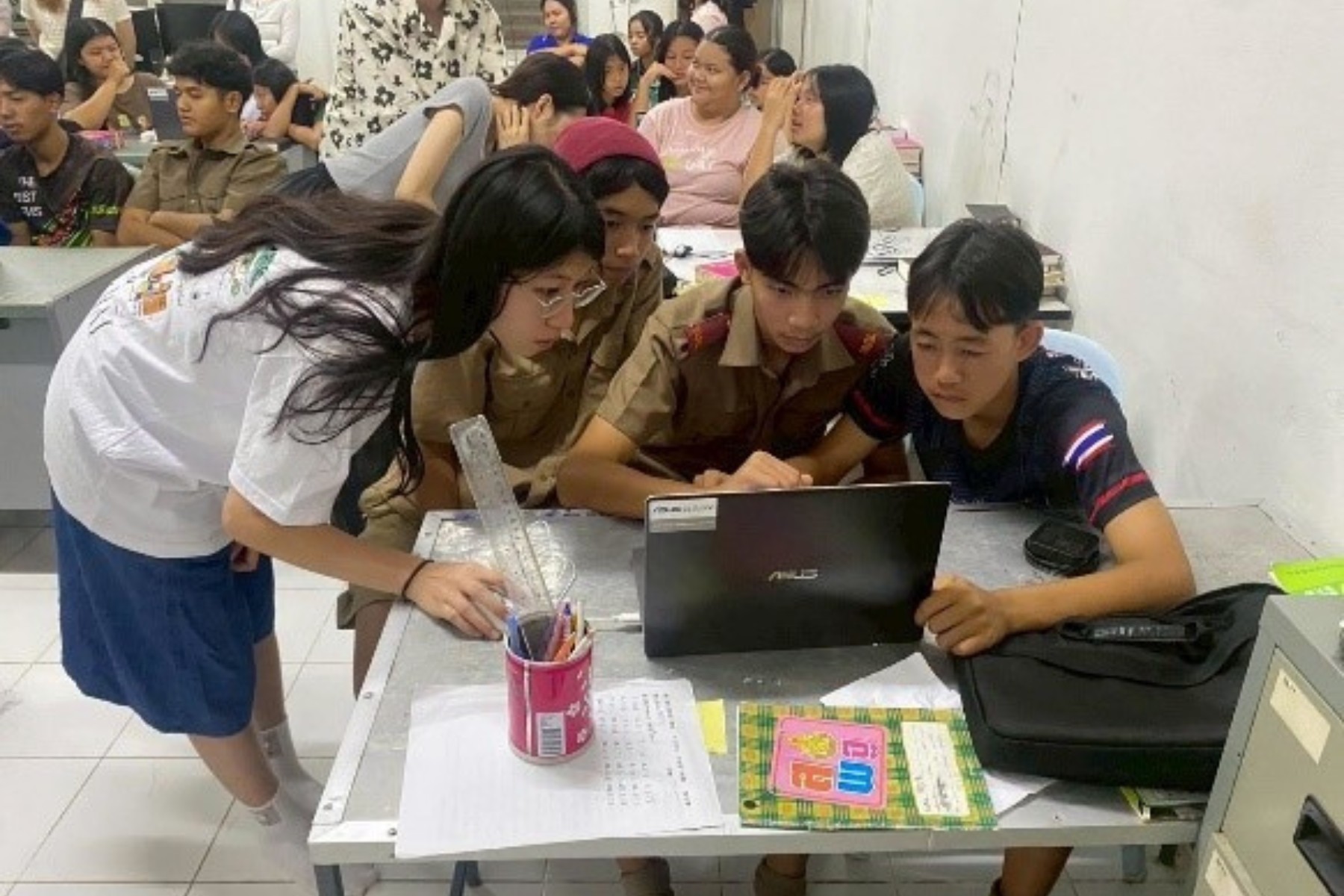 學生團隊將華碩的再生電腦送達新生命戒毒中心，安排教學、進行團康活動，拉近彼此距離也讓學習過程更加有趣與溫暖。