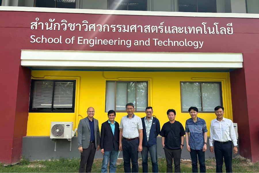 由左至右分別為瓦萊拉大學研發長Dr. Wichitpan Rongwong、工程與科技學院院長Dr. Monthian Setkit、逢甲大學特聘教授朱正永、陳宗賢博士、助理教授林志韋、瓦萊拉大學化學工程學系副教授Dr. Archw Promraksa及系主任Dr. Attaso Khamwichit共同合影於工程與科技學院大樓前。