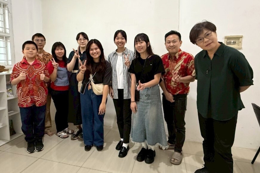 計畫主持人王惠鈴老師(右1)於7月29日訪視印尼新苗語言中心,中心卓福明主任(左2)、分校李國培老師(右2),以及實習生中文系廖嘉茵、廖韋維及外文系張芝穎、李穎臻一同合影。