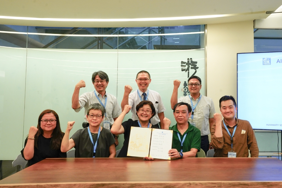 各校代表於「AI前瞻人文示範基地」啟動會議後完成聯盟簽約,共同推動跨校AI前瞻人文計畫。