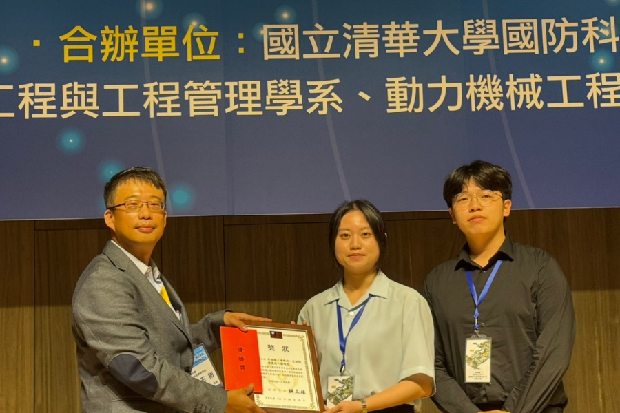 從16組研究團隊中脫穎而出,逢甲航太系學生榮獲「國防應用智慧無人載具創意設計海報競賽」優勝。