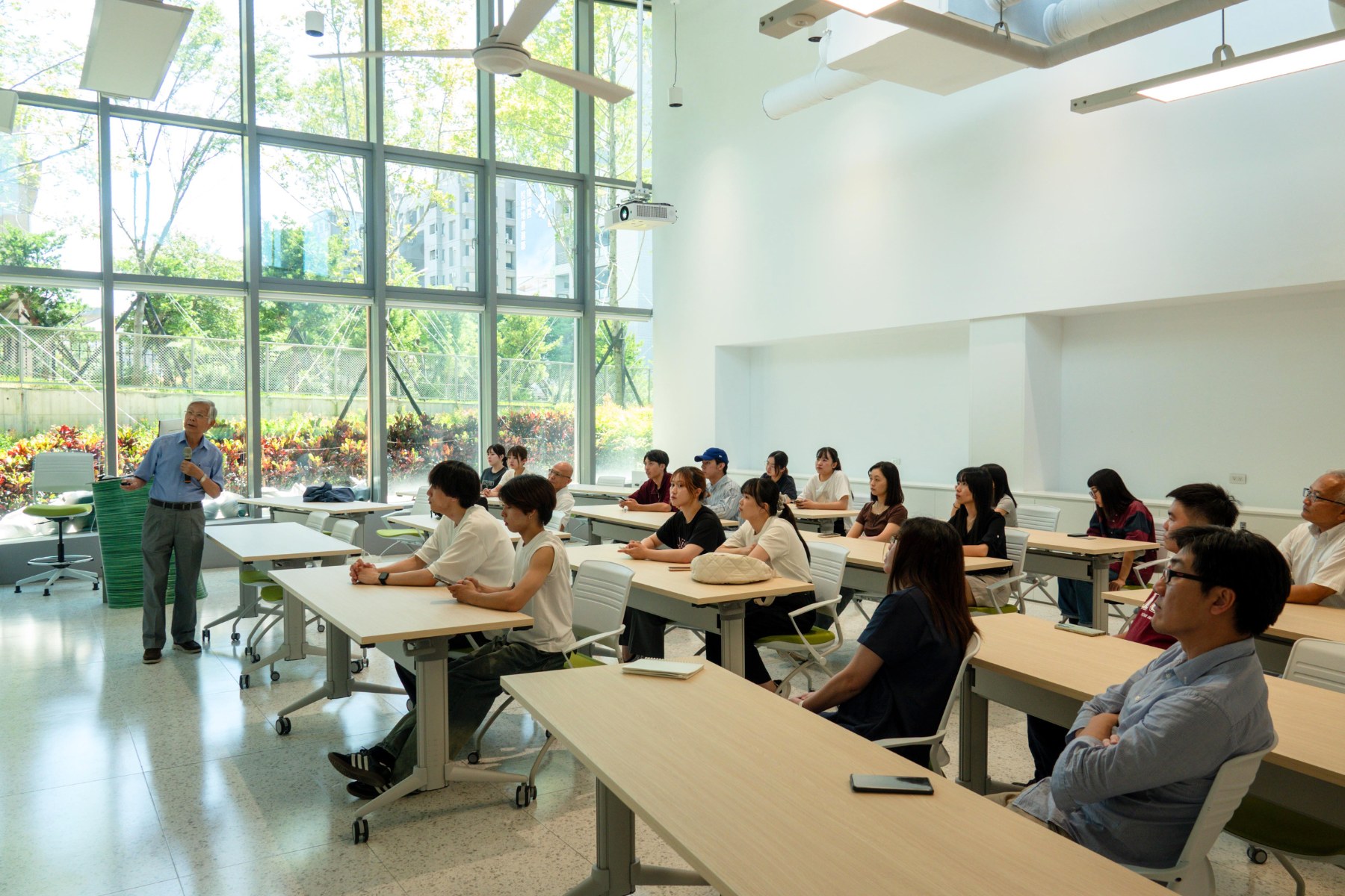 榮譽教授楊龍士親自向龍谷大學師生介紹由國際知名建築大師設計的共善樓。