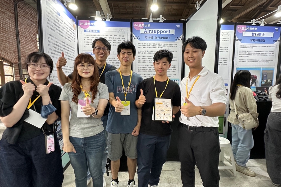 與創業團隊參與台北松菸文創的創業成果展。