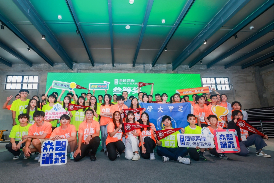 大二和大三暑假參加海峽兩岸創客競賽,圖為逢甲團隊在上海同濟大學頒獎典禮後的合照。