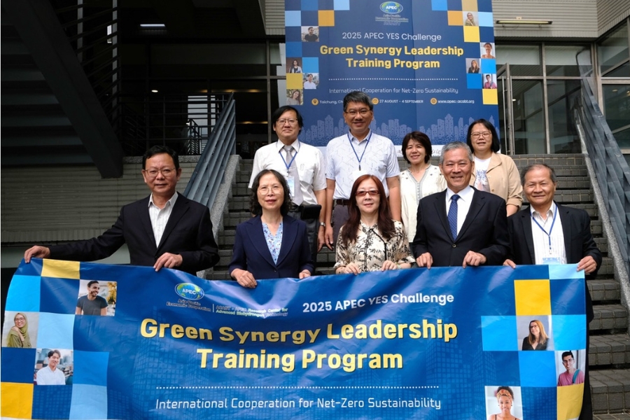 APEC-ACABT執行長吳石乙、逢甲大學校長王葳以及外交部中辦處長翁瑛敏出席研習會開幕式。