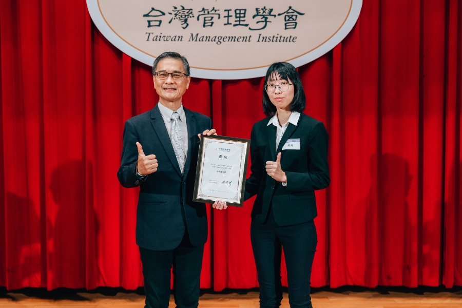 資訊工程學系賴錡同學(右)榮獲碩士組AI產業與管理應用組佳作。