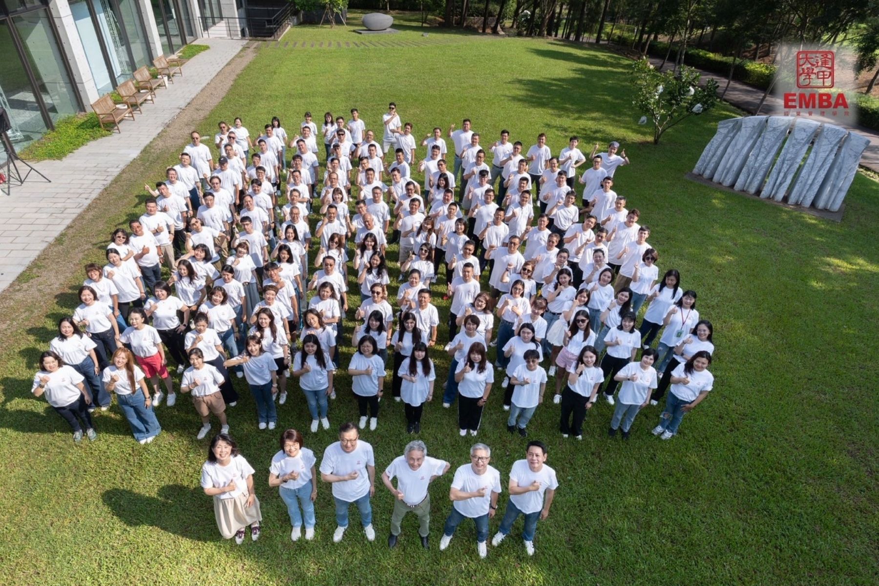 逢甲大學經營管理學院143名新生與師長、同仁共同參與新生共善營，從團隊挑戰與小組任務中體會「大好・共善・同樂」的意義。