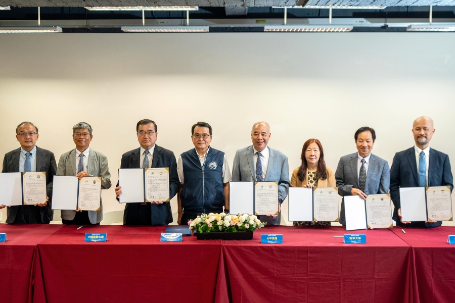在臺中市政府秘書長黃崇典(左4)見證下，由中捷公司董事長顏邦傑(右4)與逢甲大學校長王葳(右3)、東海大學校長張國恩(右2)、靜宜大學副校長楊昭順(左1)、亞洲大學副校長施能義(左2)、中國醫藥大學副校長薛博仁(左3)及中山醫學大學副校長宋賢穎(右1)共同簽訂產學合作備忘錄。