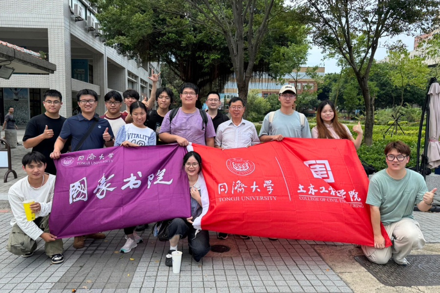 同濟大學土木工程學院師生研討會後齊聚逢甲大學校園，合影留念。