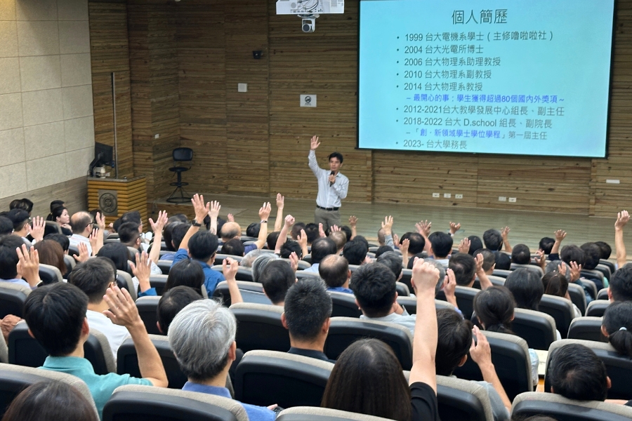朱學務長以互動方式進行專題演講，現場導師踴躍參與。