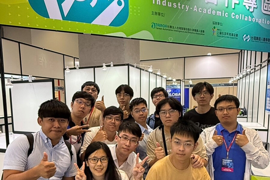 逢甲大學自動控制工程學系助理教授林上智(左1)帶領逾10位學生參與「2025台北自動化工業大展」，展出與台達電子、永進機械及易圖科技等企業的合作研究成果。