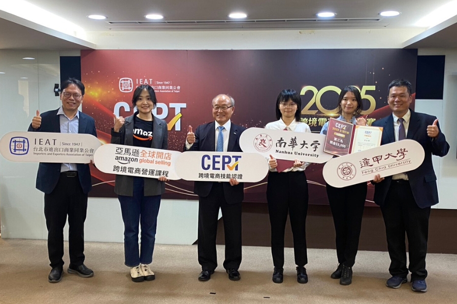 B2C個人組全國第三名國貿四丙蔡品樺(右二)與亞馬遜代表合照。