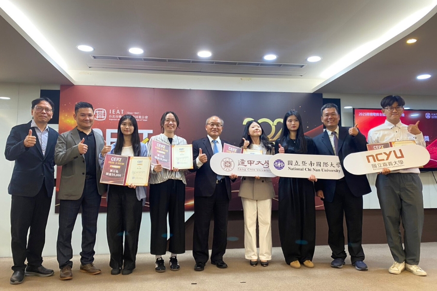 逢甲大學國貿系林慈真(右四)榮獲B2B個人組全國第一名,洪靚羽(左四)獲全國第二名,與系主任林呈昱及其他得獎同學合影留念。