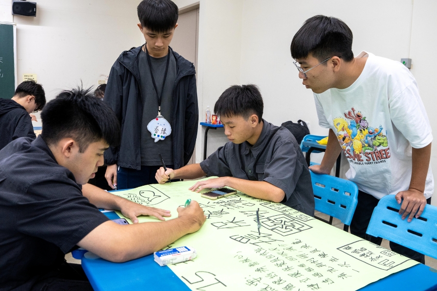 新鮮人成長營學系專題中即融入永續議題，透過團隊討論與經驗分享，引導新生從生活小事出發思考環境責任。