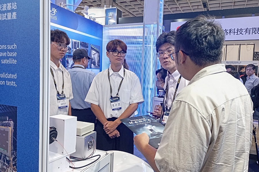 工程與科學學院副院長葉建宏教授攜學生團隊於逢甲大學攤位向參展者解說。