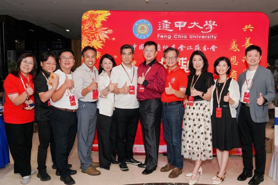 中國大陸逢甲大學校友會江蘇分會陳思翰會長(右5)、校友聯絡處丁培元執行秘書(右4)與各地校友會代表合影。
