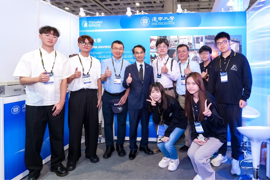 TASA主任吳宗信(左4)參觀逢甲大學展位，並與工學院副院長葉建宏(後排右4)、航太系主任張淵仁(左3)及學生團隊合影互動。