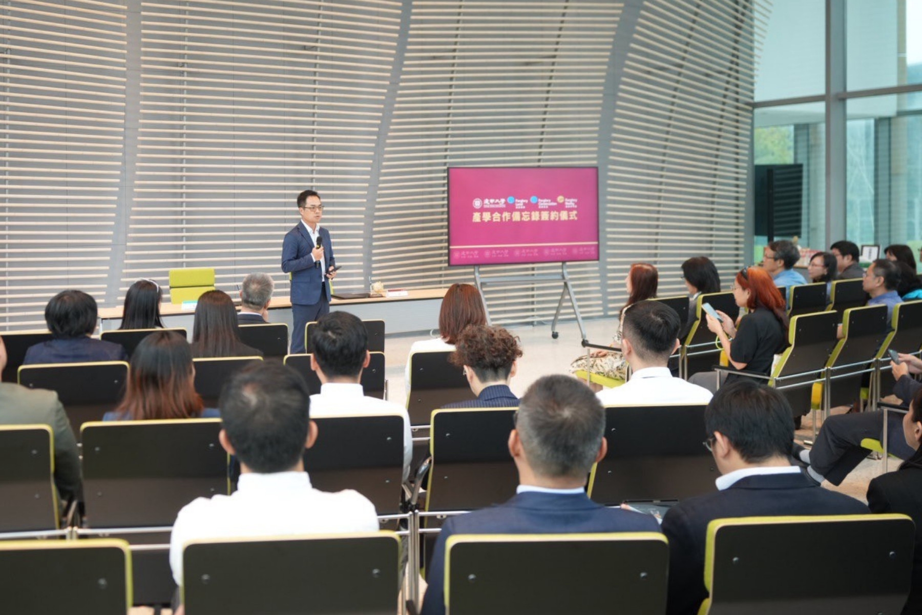 遠雄建設總經理王耀堂以校友身分回到母校，代表遠雄建設、遠雄營造與遠雄房地產與母校共同簽署產學合作。