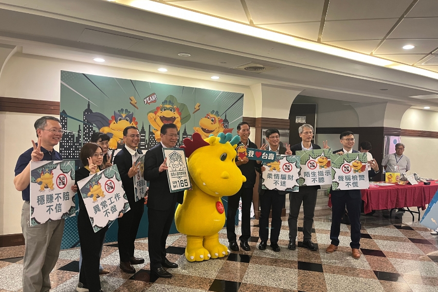 台壽董事長許舒博(左5)、總經理莊中慶(右4)、獨董許文彥(左1)與金融學院院長陳盛通(右3)及師長們舉牌宣示防詐決心，攜手打造安全校園。