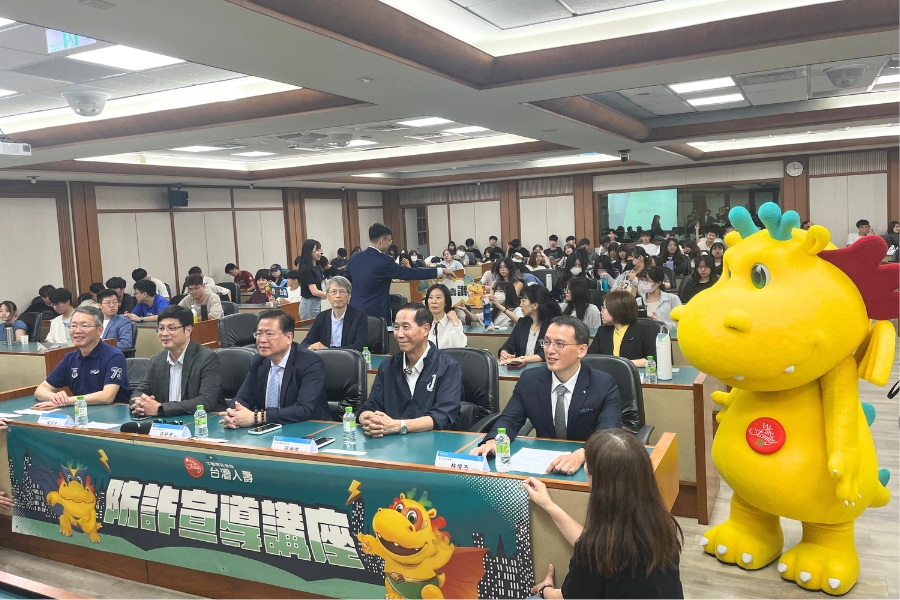 金融防詐宣導講座，吸引逾百名學生參與，現場反應熱烈，展現校園對防詐議題的高度重視。