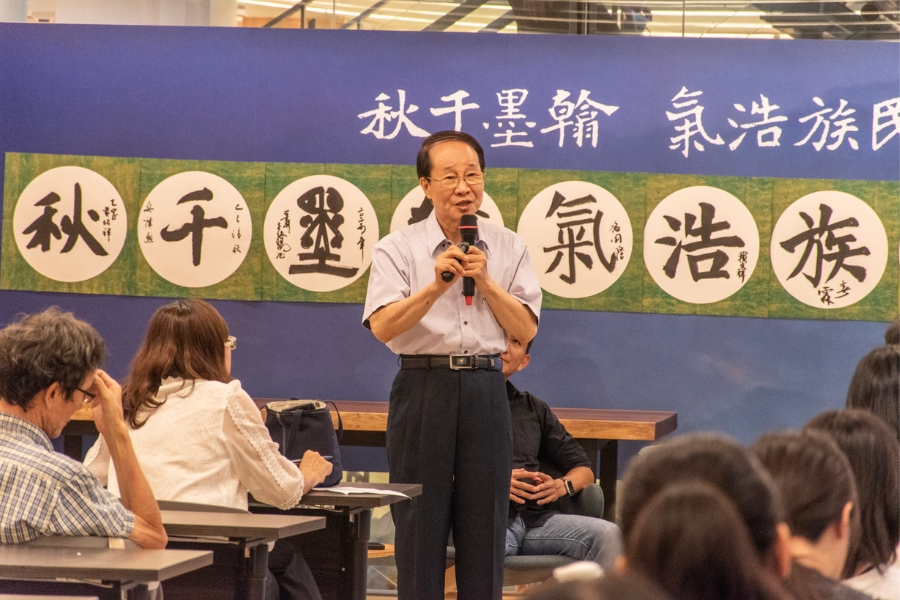 國立中興大學名譽教授陳欽忠於書藝沙龍中分享，傳統書畫與詩文同源，觀畫如吟詩，讀字如聽樂，需靜心體會其寄情寓道之美。