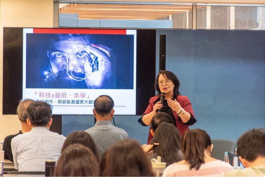 逢甲大學通識教育中心特聘教授鄭月妹於書畫藝術沙龍中，以自身水墨及科技結合之作品，展現傳統書畫能以全新的形式被理解與傳承。