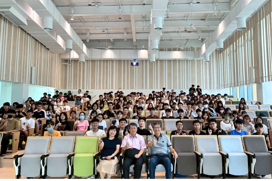 「氣候韌性」課程由逢甲大學永續長吳志超(前排右1)與中國醫藥大學永續長李正淳(前排右2)共同開授，首次開課便吸引兩校共200名學生選修。