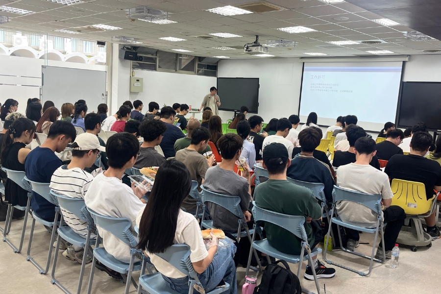 機械與電腦輔助工程學系畢業、現任華邦電子高級設備工程師的馬來西亞籍校友鍾瑋煌，與國際學生分享留學、求職到職場歷程的第一手經驗。