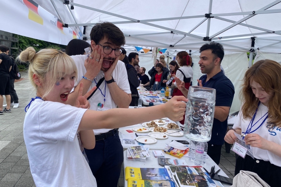 在Global fair 德國攤位舉杯同樂。