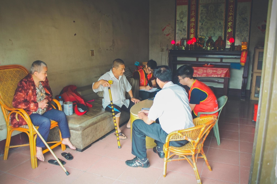 逢甲學生在節慶走訪過程中，學會同理，也將這些故事化為溫暖的紀錄，替案家申請濟助金。