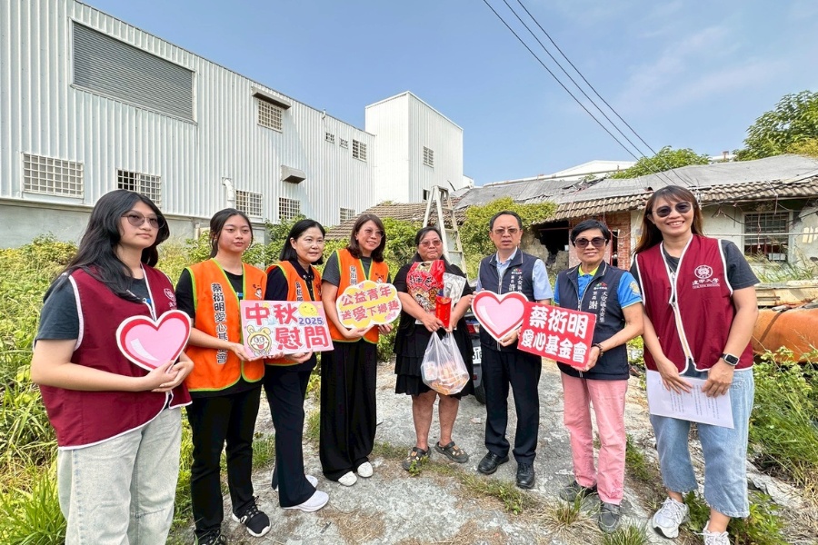 逢甲大學師生再度與蔡衍明愛心基金會攜手合作於9月2日走入台中市大安區，展開「公益青年送愛下鄉趣」中秋慰問活動。