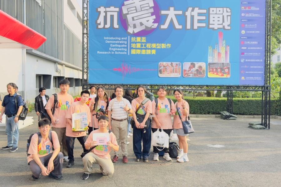 逢甲大學土木工程學系楊晏瑜老師指導二組學生團隊參與「2025抗震盃」,雙雙奪獎、表現亮眼。