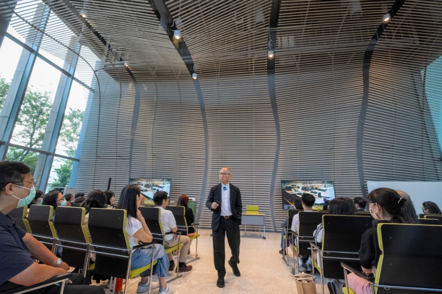 陳總裁特別喜歡與現場師生互動,他不僅拋出問題引導大家思考,還即興與現場師生對話、分享彼此的觀點。