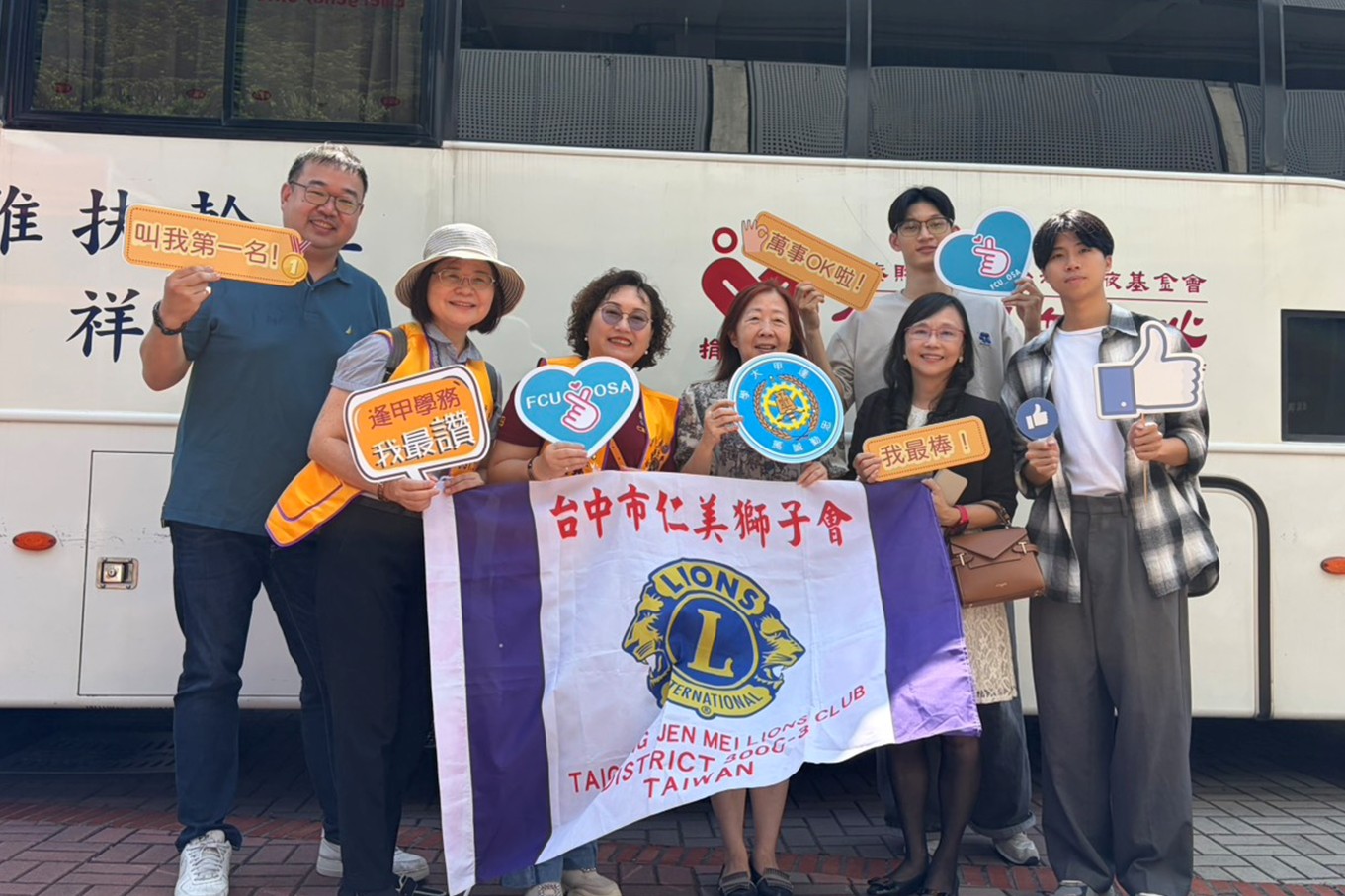 校長王葳、學務長游慧光與學生代表於捐血活動現場合影。