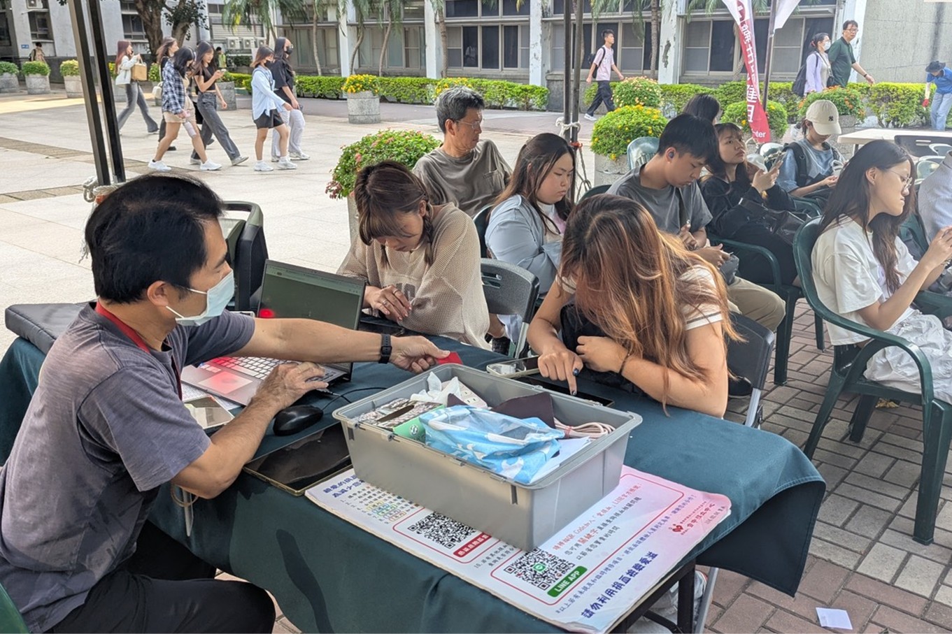 「這週不缺課 缺血」-逢甲大學學生會號召師生挽袖捐血,愛心在校園間延續不止。