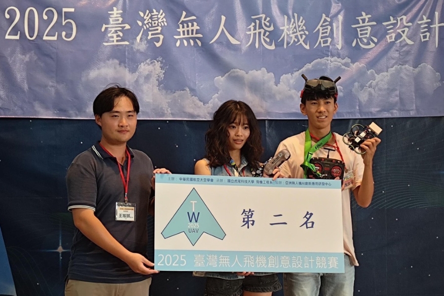 逢甲航太系馮少宇(右)、王心佑組成的「熊孩子隊」勇奪「競技飛行組」亞軍。